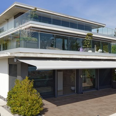 Brise-soleil orientable métallique à lamelles reliées MV 90